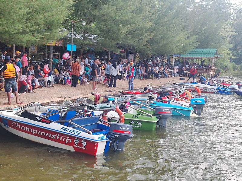 LONJAKAN KUNJUNGAN: Wisatawan memadati Bendung Logung kemarin.