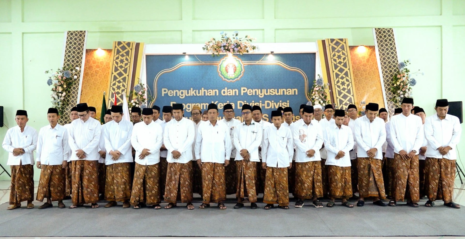 KH Mc Ulinnuha Arwani mengukuhkan devisi-devisi di Yayasan TBS Kudus, Lantai V Hall Gedung Serba Guna (GSG) TBS Kudus, yang kemudian dilanjutkan dengan Rapat Kerja (Raket),