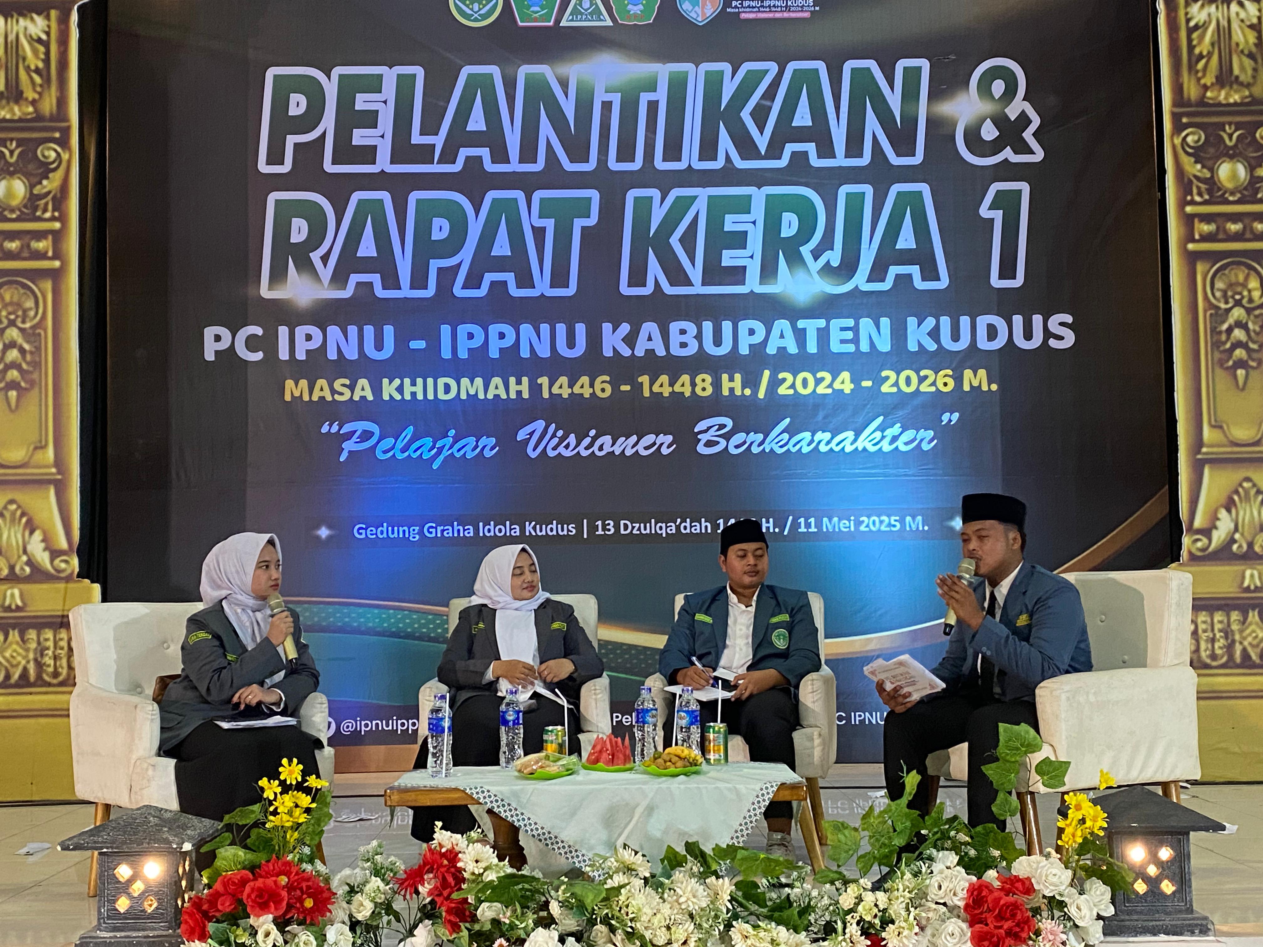 GAYENG: Talkshow bertema &rsquo;Pelajar Visioner Berkarakter&rsquo; dengan pemateri Perwakilan PP IPNU M. Sidqil Wuqosa dan Ketua PP IPPNU Whasfi Velasufah usai pelantikan PC IPNU-IPP Kudus di Graha Idola.