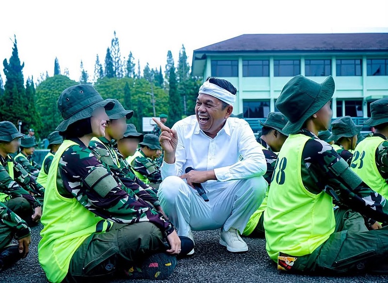 Dedi Mulyadi meninjau pelaksanaan Pendidikan Karakter Panca Waluya di Dodik Bela Negara Rindam III Siliwangi Cikole Lembang, Kab. Bandung Barat, Sabtu (10/5/2025)