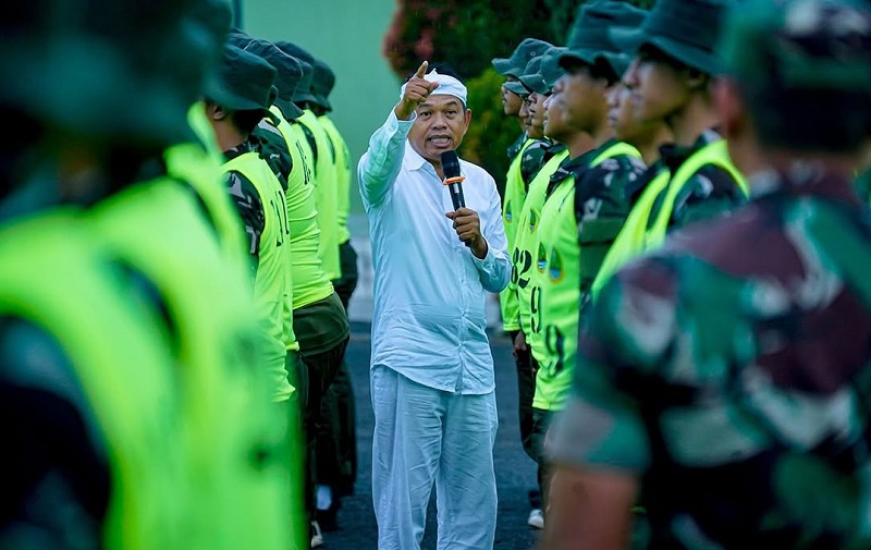 Dedi Mulyadi berada diantara pelajar yang dikirim dibarak militer Panca Waluya di Dodik Bela Negara Rindam III Siliwangi Cikole Lembang, Kab. Bandung Barat