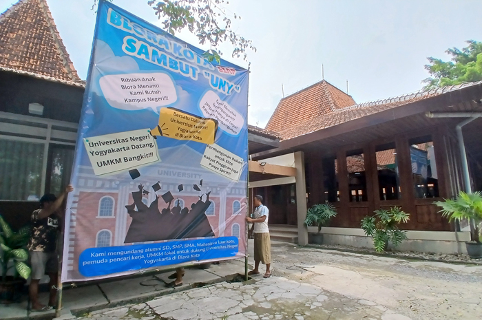 ASPIRASI: Sekelompok masyarakat saat memasang banner di kantor DPRD nyatakan dukungan pendirian UNY di Kota Blora.