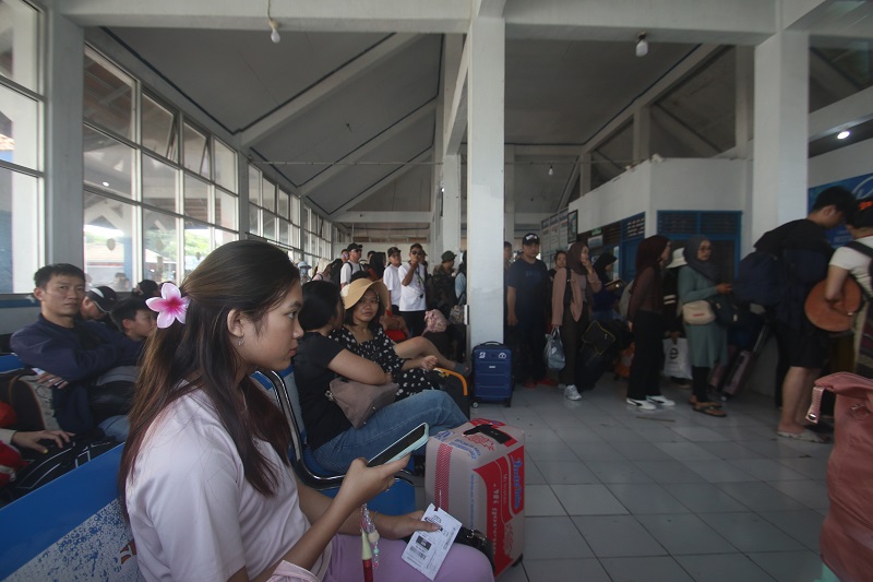 RAMAI: Para calon penumpang mengantre di ruang tunggu Pelabuhan Jepara sebelum berangkat ke Karimunjawa beberapa waktu lalu.
