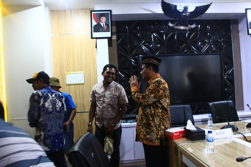 MENUNGGU PERKEMBANGAN: Nelayan yang tergabung dalam KNTI Rembang saat menyampaikan keluhan kepada Bupati Harno.