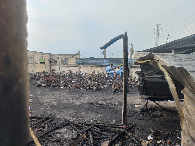 TERTUTUP: Para pekerja tampak mencari kendaraan milik pribadi yang telah ludes terbakar.