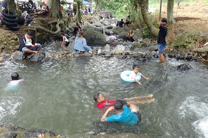 VIRAL: Pengunjung wisata menikmati liburan dengan bermain air di Kali Cinta, Desa Dukuhwaringin, Kecamatan Dawe, Kudus kemarin.