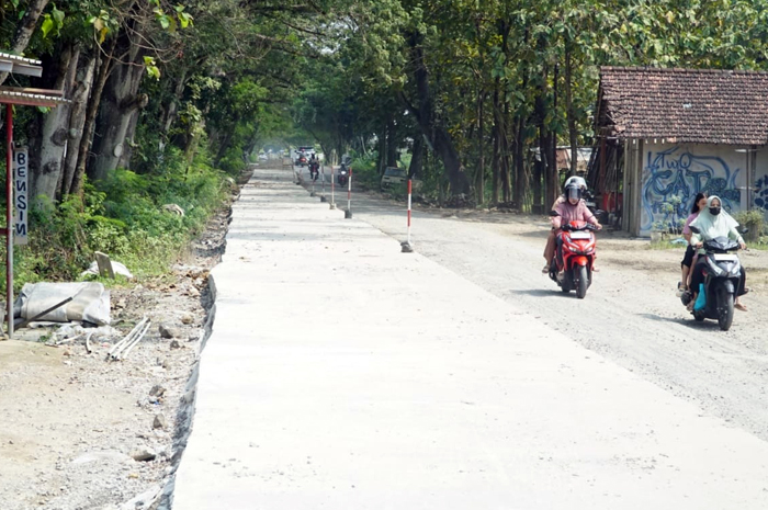 DIPERBAIKI: Pengguna jalan melintasi ruas Gabus-Winong yang diperbaiki kemarin.