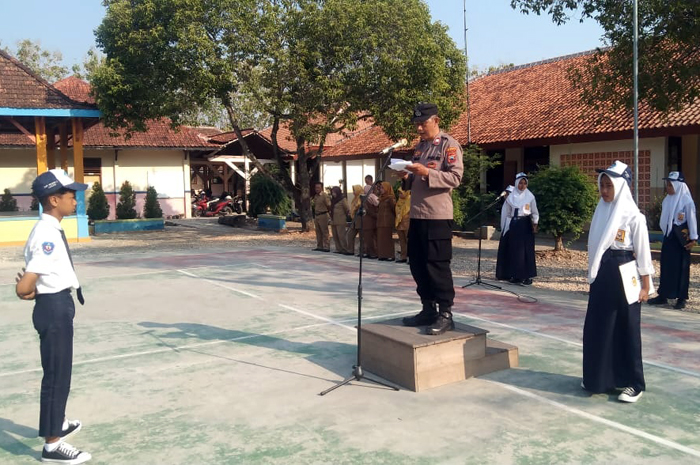 HORMAT: Siswa SMPN 2 Jaken melaksanakan upacara di halaman sekolah baru-baru ini.