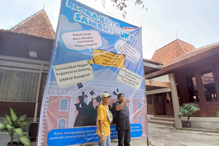 ASPIRASI: Sekelompok masyarakat saat memasang banner di kantor DPRD nyatakan dukungan pendirian UNY di Kota Blora.