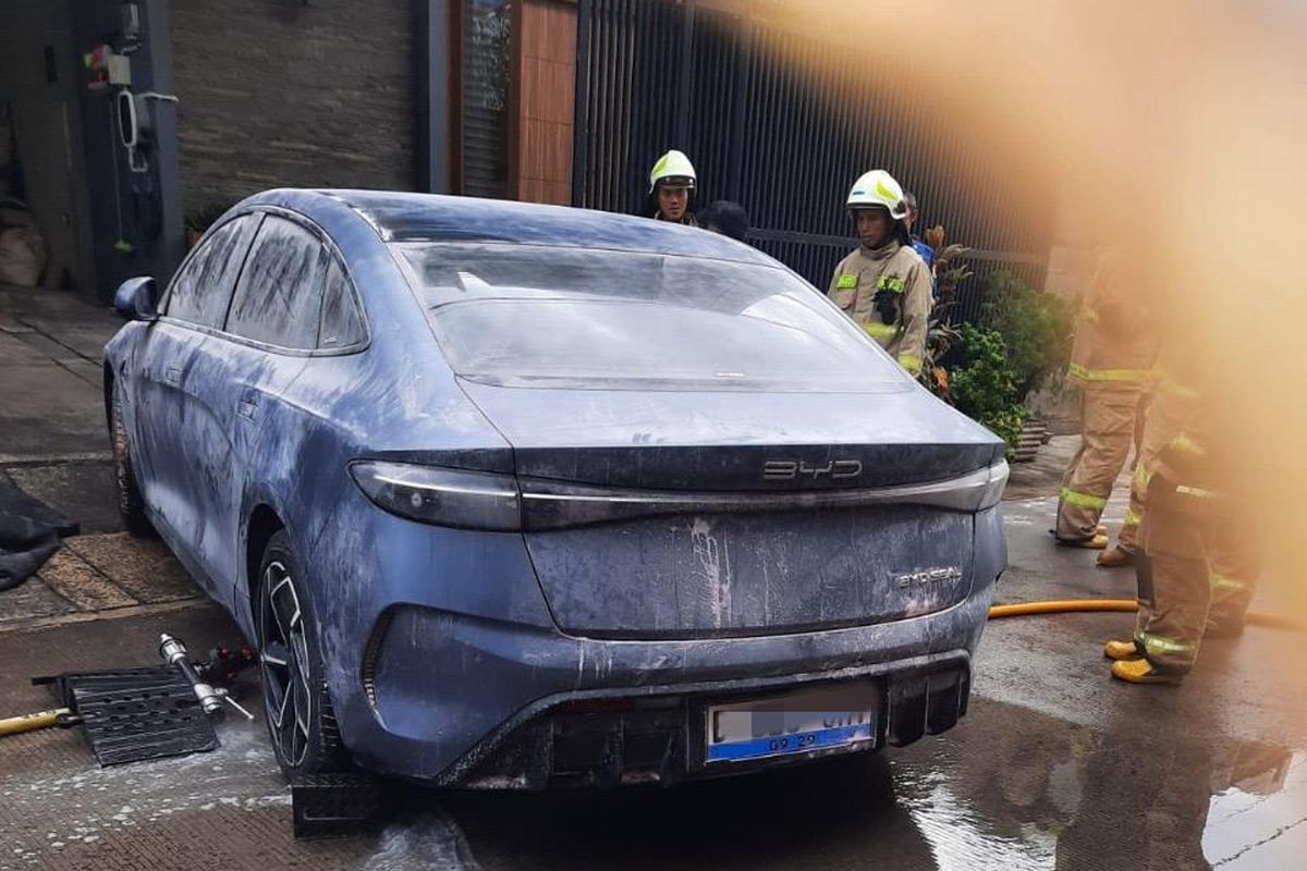 HANGUS: Kondisi Mobil Listrik BYD Seal setelah terbakar, diduga karena kebocoran baterai. (Dok. Gulkarmat Jakarta Barat)
