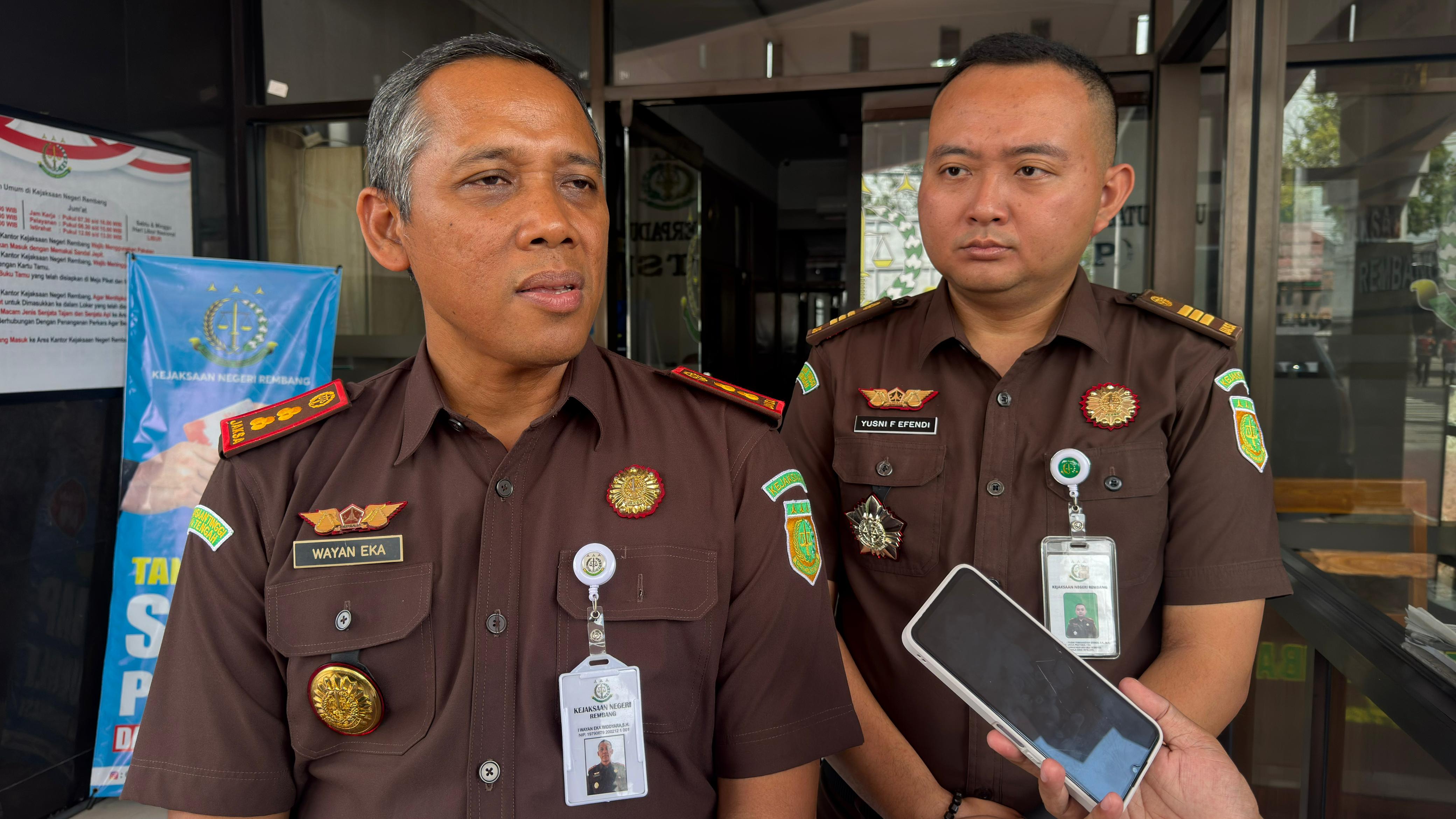 Kepala Kejaksaan Negeri Rembang I Wayan Eka Widdyara didampingi Kasi Intelijen Kejari Rembang Yusni Febriansyah