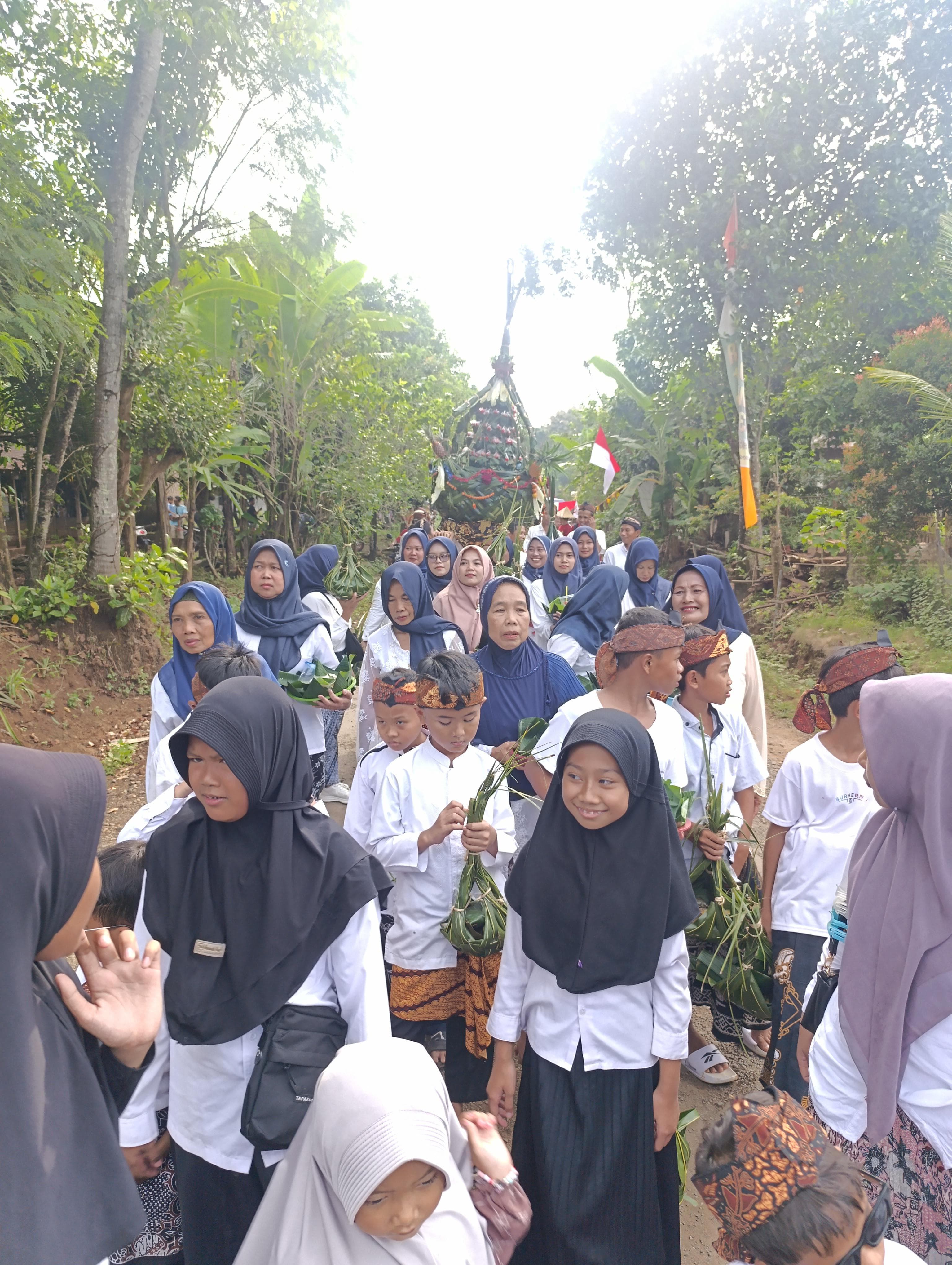 UNIK: Tumpeng raksasa dari anyaman daun aren berisi nasi bungkus saat kirab sedekah bumi Desa Sukosono.