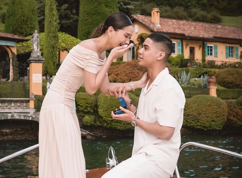 Al melamar Alyssa di Como Italia