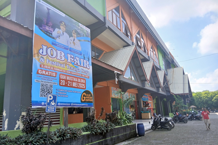 TERBUKA: Baliho job fair yang sudah terpasang di kompleks GOR Mustika.