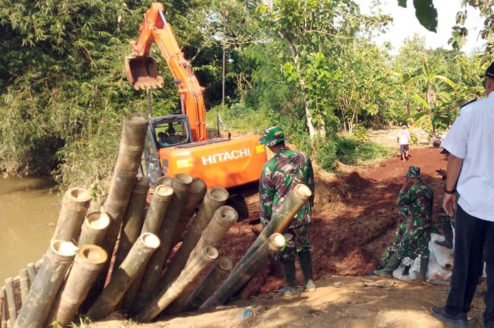 SIGAP: Relawan membersihkan sisa lumpur yang terbawa banjir bandang di Desa Angkatan Lor, Tambakromo.
