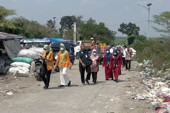 CEK LOKASI: Sejumlah investor saat mengunjungi TPA Ngembak Kecamatan Purwodadi, Grobogan.