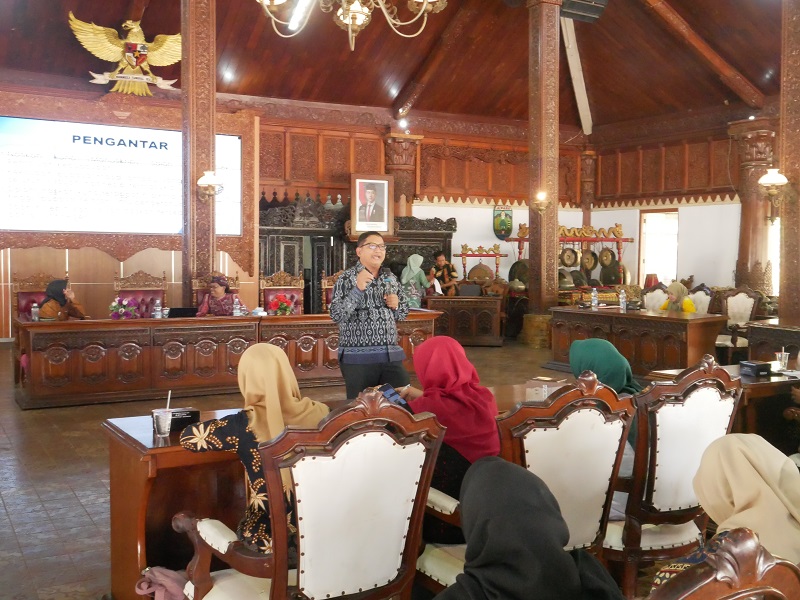 DISEMINASI: Dekan Fakultas Ilmu Budaya Universitas Diponegoro Alamsyah berikan pemahaman mengenai manuskrip kuno di Pendopo Kabupaten Jepara.