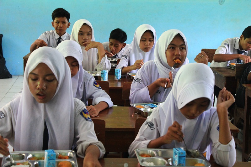 DITINGKATKAN: Siswa SMPN 1 Sluke menyantap porsi MBG. Tahun ini cakupan diperluas diperluas dengan penambahan SPPG.