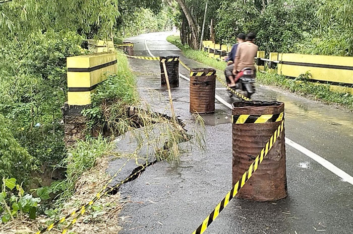 KERJAKAN: Jembatan Kalirejo di Kecamatan Banjarejo, yang saat ini ditangani.