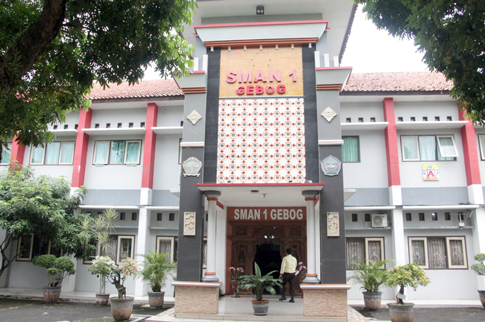 TARIK PUNGUTAN: Kondisi SMA Negeri 1 Gebog kemarin. Sekolah ini akan adakan kemah di Barak TNI-AD Sumowono Semarang.