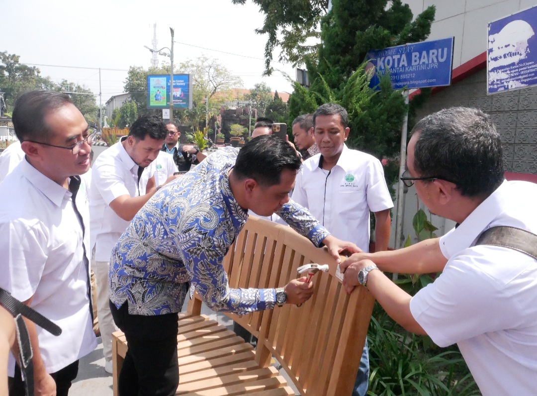FIKRI THOHARUDIN/RADAR KUDUS SINERGIS: Bupati Jepara Witiarso Utomo lekatkan emblem pada bangku taman yang dipasang di Jalan Pemuda pada Kamis (15/5).