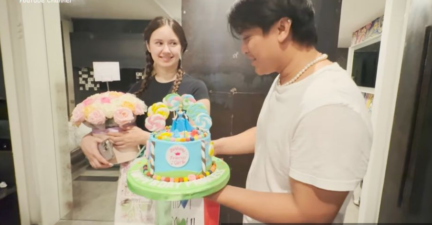 Billy Syahputra dan orang terdekat memberi surprise Vika Kolesnaya saat ulang tahunnya yang ke 25