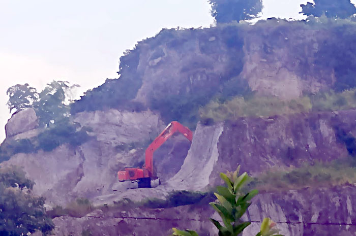 BEROPERASI LAGI: Alat berat tampak menambang di bukit Desa Terjan, atau di sebelah barat Situs Selodiri yang sudah ada sebelum Tahun Masehi.