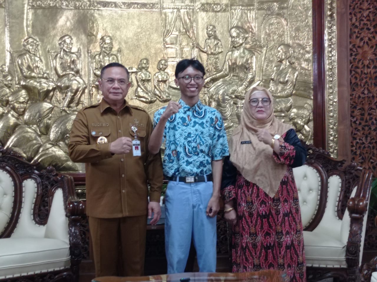 TELADAN : Bupati Pati Sudewo menerima Gelar Abdi Fistawan, pelajar SMA Negeri 1 Pati yang diterima di 35 kampus luar negeri.