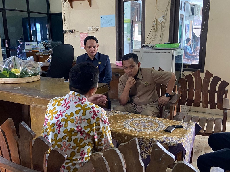 DIDATANGI: Komisi A DPRD Pati mendatangi Balai Desa Koripandriyo, Gabus kemarin.