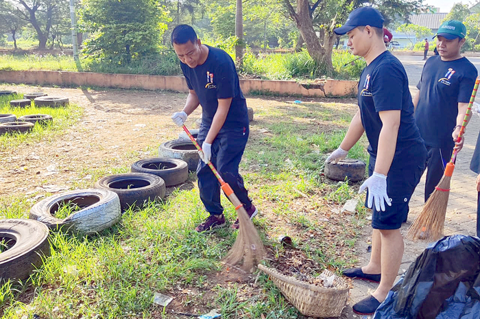 RESIK-RESIK: Sejumlah karyawan @HOM Hotel Kudus membersihkan sampah di Balai Jagong saat Anniversary ke-22 PT Metropolitan Golden Management baru-baru ini.