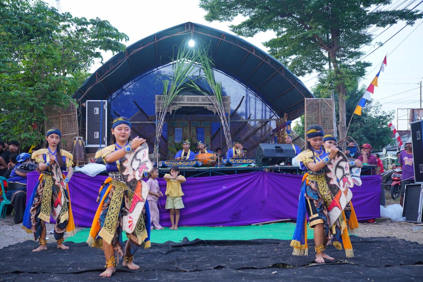 MENARIK: Penari tampil dalam acara Festival Nginguk Githok di Sekararum, Sumber