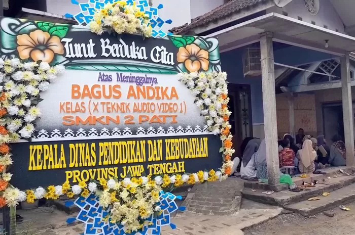 KUMPUL: Warga dan kerabat korban duduk di rumah duka Desa Panggungroyom, Wedarijaksa, Selasa (13/5).