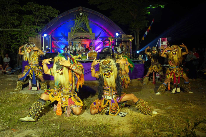 RUTINAN: Penari tampil dalam acara Festival Nginguk Githok di Sekararum, Sumber.