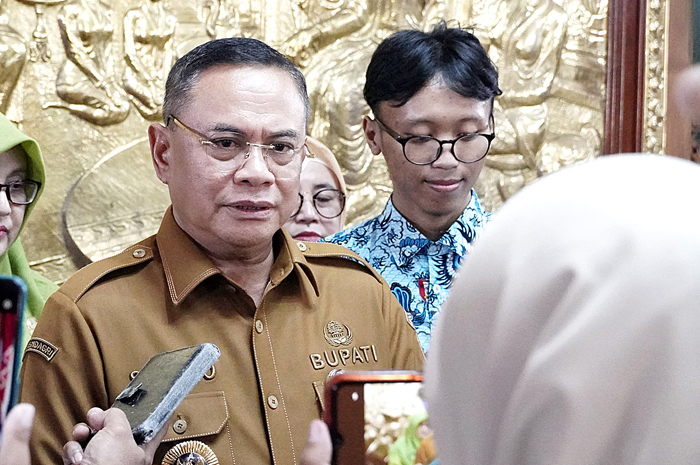 DAPAT APRESIASI: Bupati Pati Sudewo menyerahkan bantuan kepada Gelar Abdi Fistawan di pendapa.