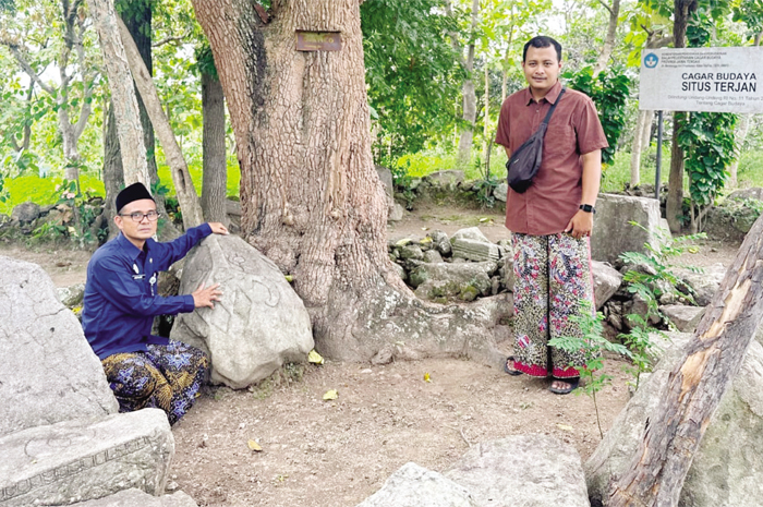 MASIH AMAN: Kepala Dinbudpar Rembang, Mutaqin memastikan kondisi situs Selodiri aman dari aktivitas penambangan.