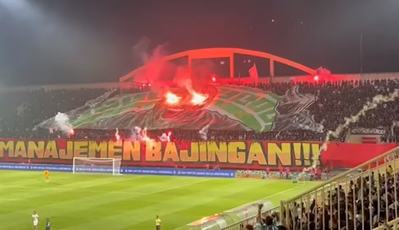 Insiden flare yang membuat pertandingan Liga 1 antara PSS vs Persija di Stadion Maguwoharjo dihentikan sementara, Sabtu 17 Mei 2025.