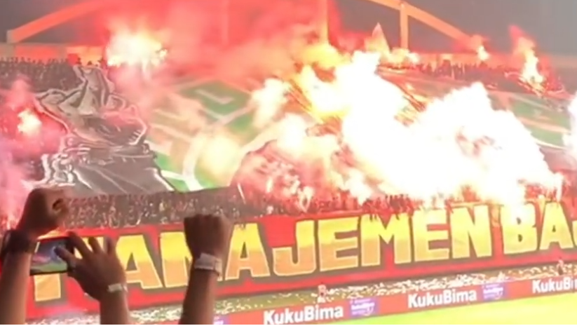 Insiden flare yang membuat pertandingan Liga 1 antara PSS vs Persija di Stadion Maguwoharjo dihentikan sementara, Sabtu 17 Mei 2025.