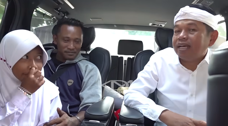 Gubernur Jawa Barat Dedi Mulyadi meminta siswa SD menanyakan relokasi kepada Bupati Indramayu Lucky Hakim (Kanal Youtube Kang Dedi Mulyadi Channel)