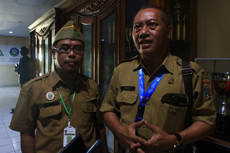 MINTA DUKUNGAN: Sekdin Dindikpora, Khoironi didampingi Kepala Subbag Program Mariban memaparkan program beasiswa perguruan tinggi kemarin.