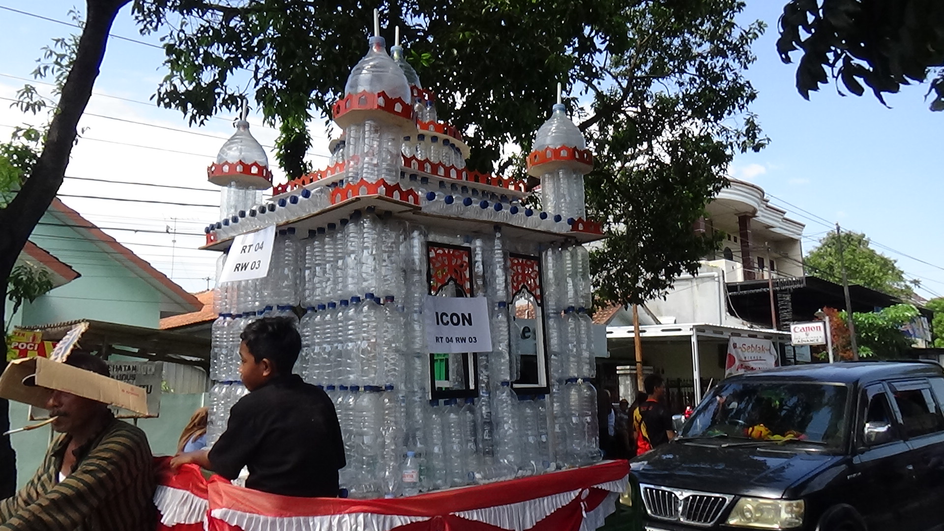 Replika masjid dari botol bekas air mineral saat sedekah bumi Desa Getaspejaten, Jati, Kudus pada Minggu (18/5).