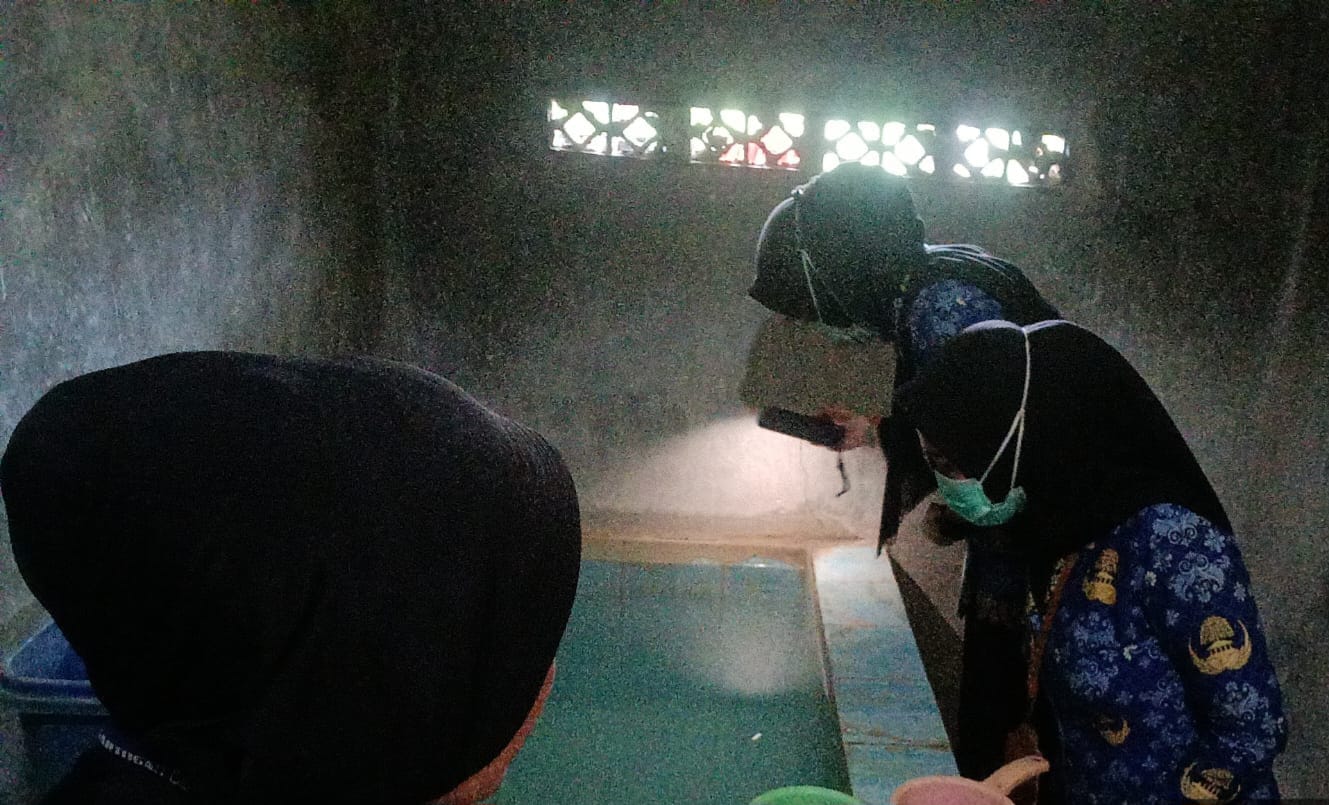 PE: Petugas saat mengecek jentik yang ada di bak penampungan air milik warga Desa Sumberagung Kecamatan Ngaringan.