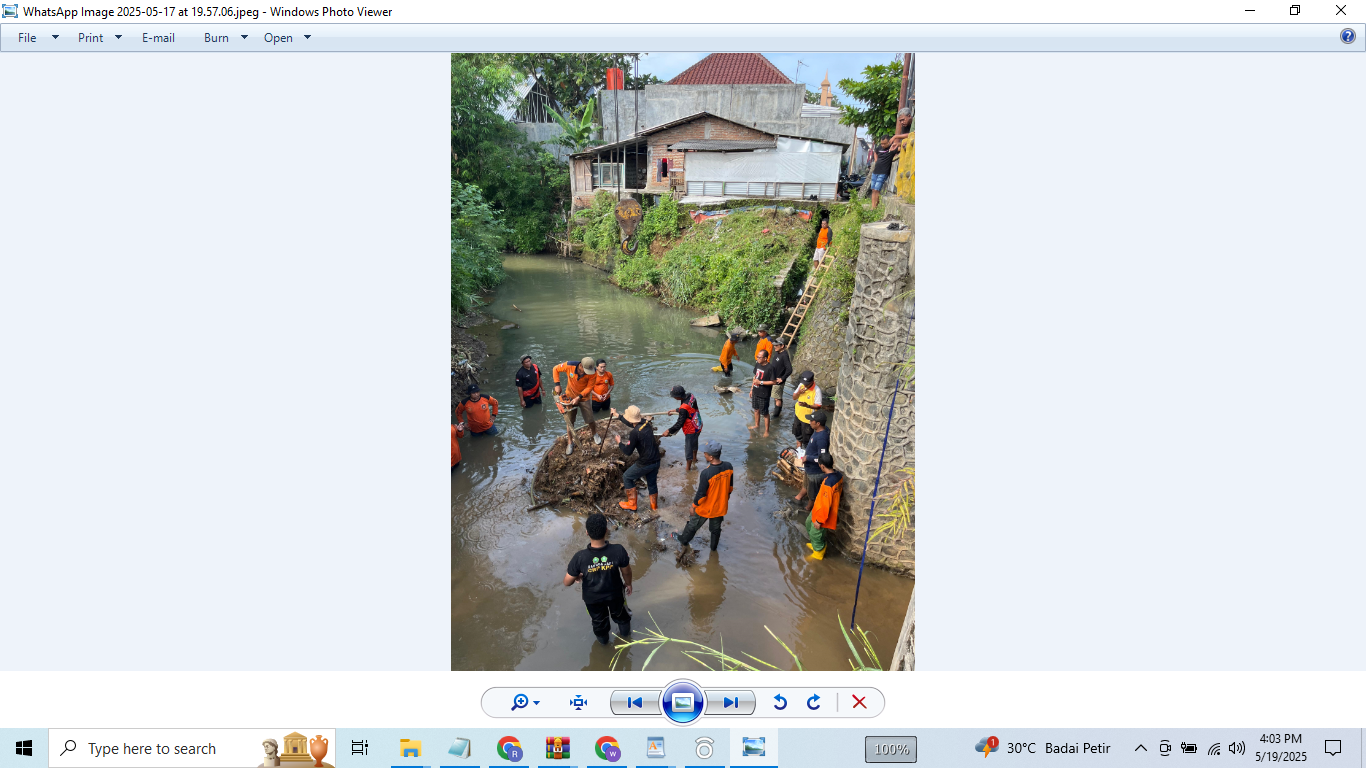 Relawan, warga dan Pemerintah Kecamatan Kaliwungu, Kudus membersihkan Sungai Muneng pada Sabtu (17/5).