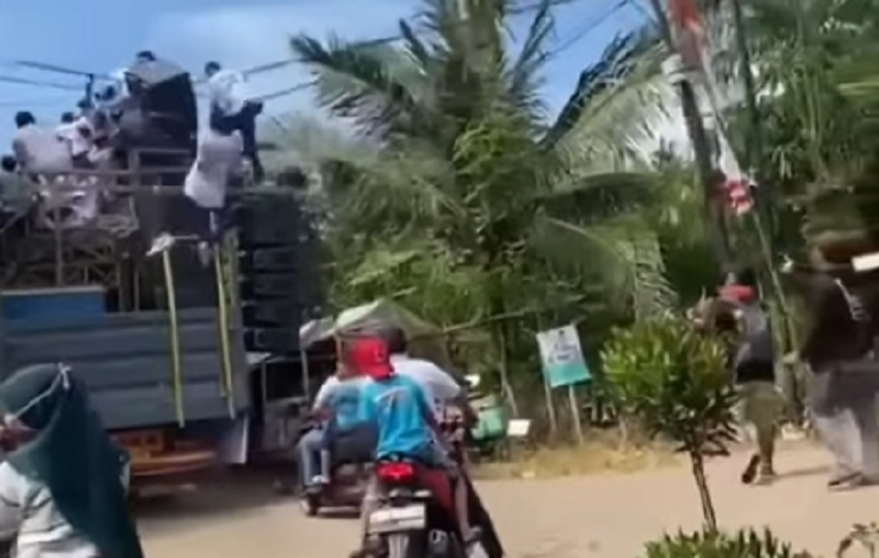 Seorang pria peserta sound horeg tersangkut kabel listrik saat konvoi keliling kampung, pria tersebut awalnya tersangkut lalu bergelantungan hingga terjatuh di Dukuhseti, Pati, Jawa Tengah