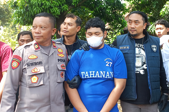 TAK BERDAYA: Syafiq, predator seks asal Jepara tertunduk lesu saat digelandang personel Polda Jawa Tengah belum lama ini.