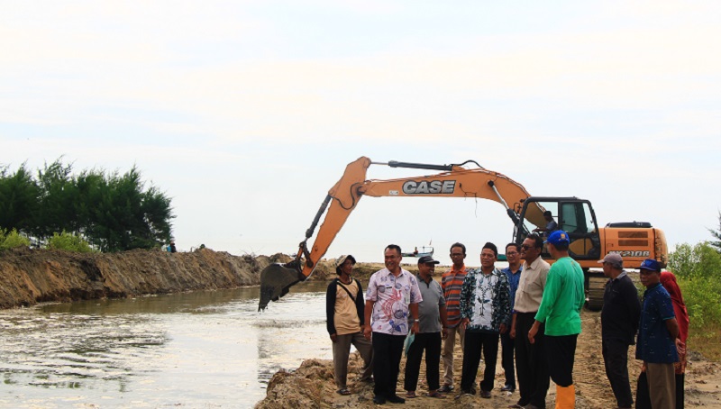 PENGERUKAN: Dinlutkan bersama Dputaru, BBWS, Pemdes dan petambak garam meninjau proses pengerukan sungai dipinggir pantai Swalan, Pasar Banggi, Rembang kemarin.