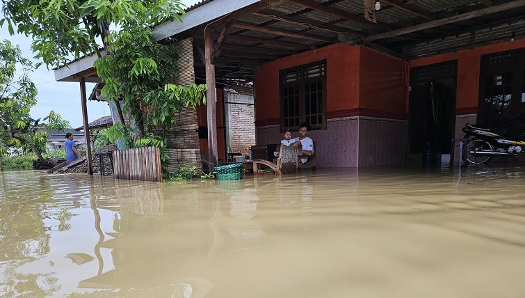 BERTAHAN: Warga Desa Ketitang Wetan duduk di halaman rumahnya kemarin. &nbsp;