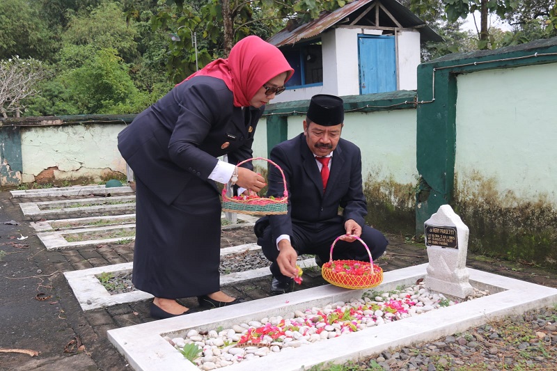 PATRIOTISME: Wakil Bupati Blora Sri Setyorini saat ziarah ke Taman Makam Pahlawan Wira Bhakti Kabupaten Blora.