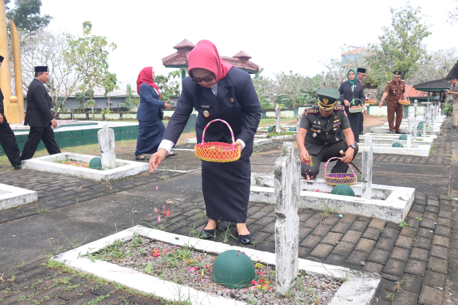 ZIARAH: Wakil Bupati Blora Sri Setyorini beserta jajaran forkopimda Blora ziarah ke Taman Makam Pahlawan Wira Bhakti Kabupaten Blora.