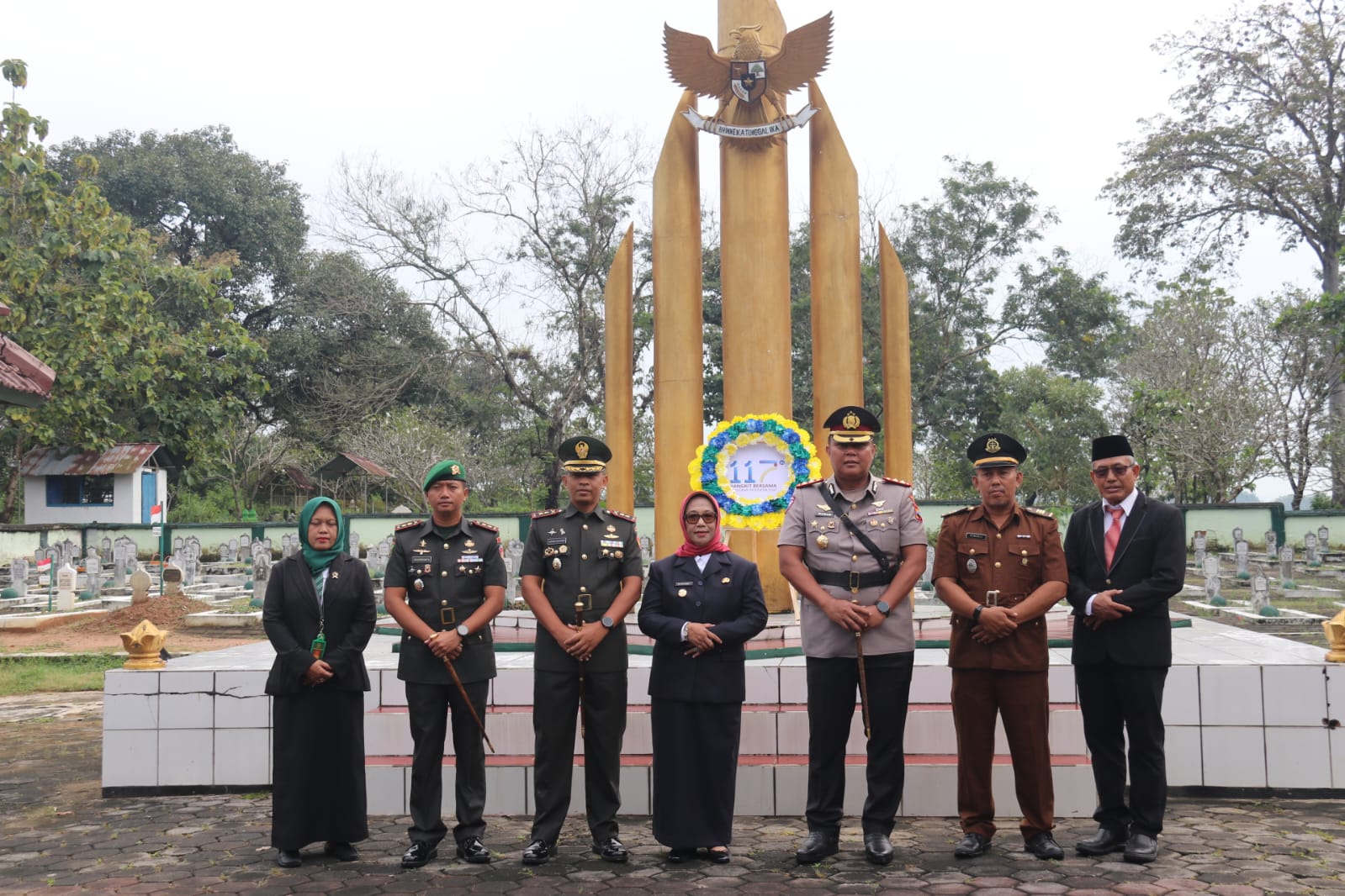 ZIARAH: Wakil Bupati Blora Sri Setyorini Kapolres, dandim beserta jajaran forkopimda Blora ziarah ke Taman Makam Pahlawan Wira Bhakti Kabupaten Blora.
