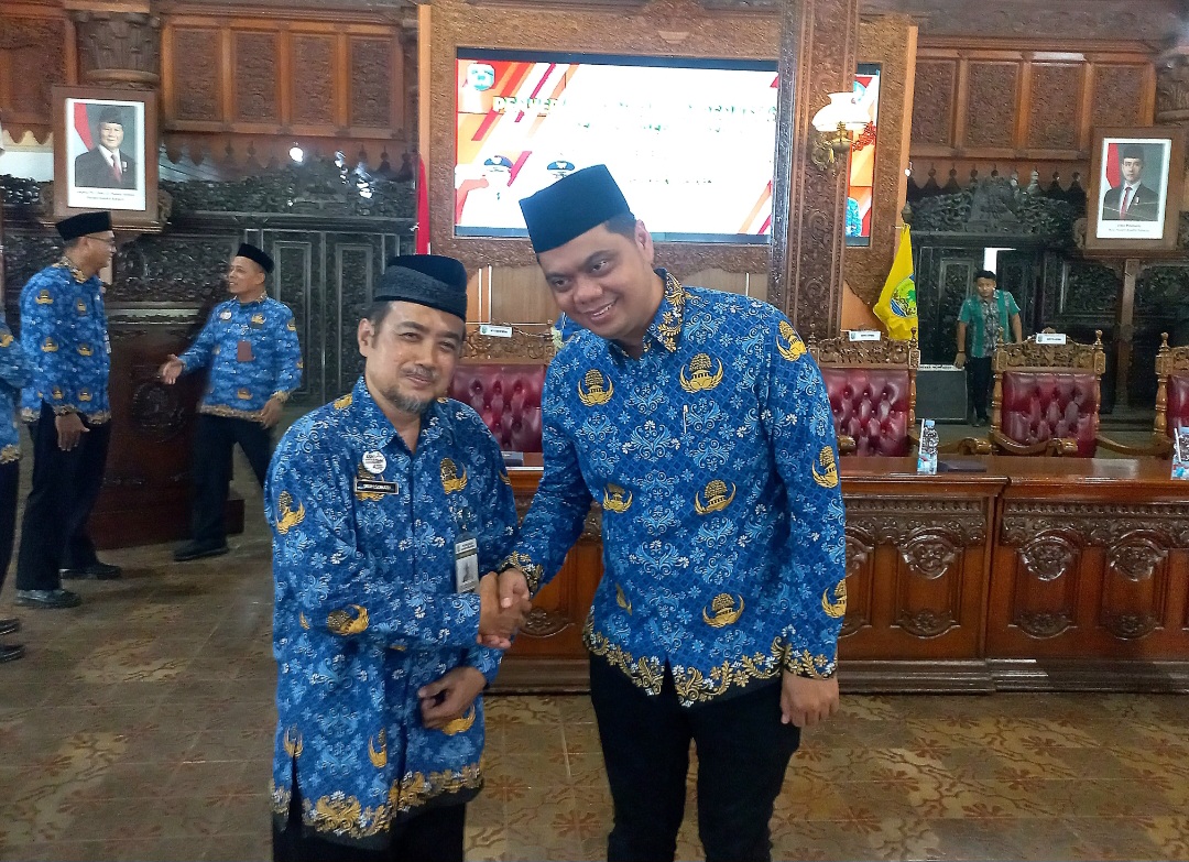 TERHARU: Bupati Jepara Witiarso Utomo menyalami guru biologinya saat dulu duduk di bangku SMP, Suhari.